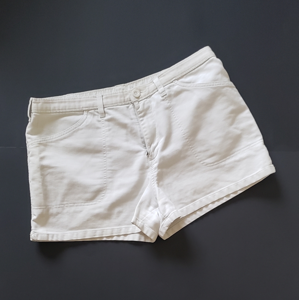 OLD NAVY CREAM COLOR SHORTS W/ POCKETS
